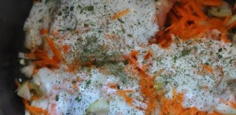 1. Этап. Куриные бедра, тушенные в мультиварке: Солим, перчим и посыпаем сухими травами. Добавляем сметану и примерно пол мультистакана воды. Закрываем крышку мультиварки, выставляем программу 