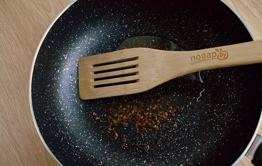 1. Этап. Алу Ачар: В разогретом масле обжарьте семена фенхеля, зиры, измельченного пажитника в течение 1-2 минут.