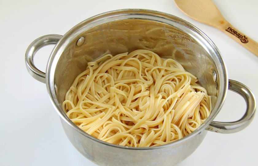 1. Этап. Лапша с тефтелями: Лапшу отварите согласно инструкции на упаковке, слейте воду и заправьте маслом.