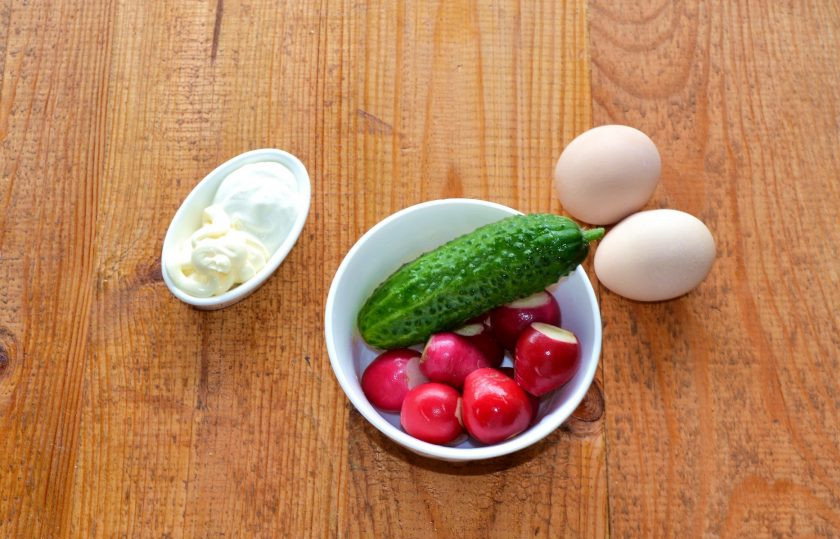 1. Этап. Салат из редиса с огурцом и яйцом: Яйца отварите. Овощи вымойте и обсушите.