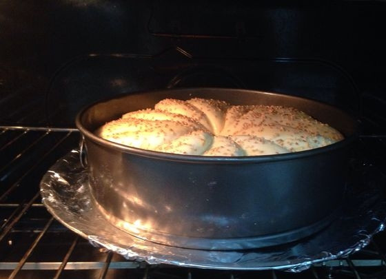 1. Этап. Сербский хлеб: 13. Выпекайте в разогретой до 180 градусов духовке в течение 20-30 минут. Готовый хлеб будет золотисто-коричневым.