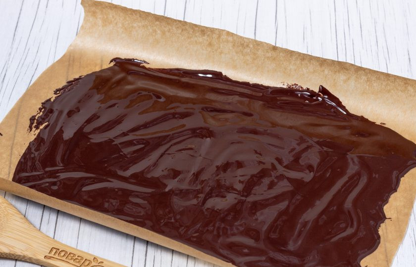 1. Этап. Шоколадный бисквитный рулет: Размазываем массу на пергамент для выпечки.