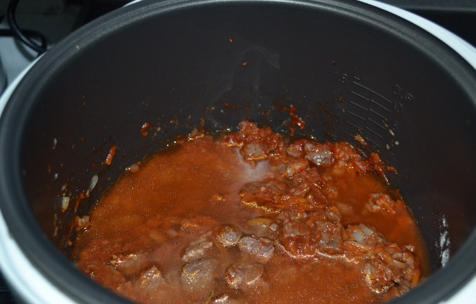 1. Этап. Говядина, тушеная в мультиварке Поларис: Затем пробуем мясо. Если жестковато, то тушим его еще в течение 1 часа.