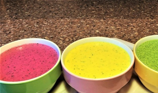 1. Этап. Блинный цветной торт с острым соусом: Смешать кефир, яйца, муку, соль, добавить кокосовое масло, мелко рубленый укроп, сыр буратто. Разделить тесто на три части. В одну - добавить сок свёклы. В другую - шпинат, пробитый через блендер. В третью - всыпать куркуму