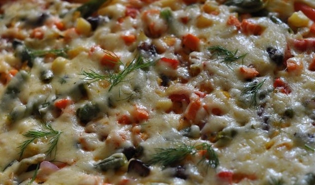 1. Этап. Пицца Минутка в духовке: Если у вас нормальная духовка, то этого времени должно вполне хватить, чтобы корж приготовился, но на всякий случай проткните его спичкой в нескольких местах. Если она будет сухая, значит, наша пицца готова, и как только он немного остынет, ее можно подавать к столу. Приятного аппетита!