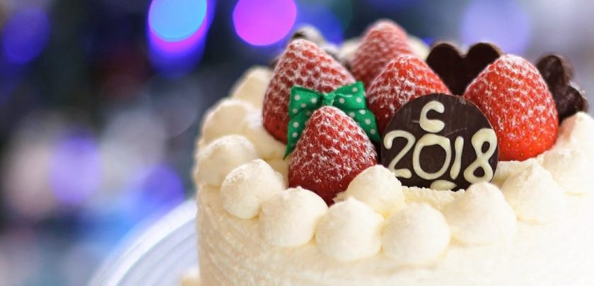 1. Этап. Бисквитный торт с фруктами и взбитыми сливками: 5. Бока и верх торта затяните кремом, украсьте фруктами и шоколадом. Отправьте торт в холодильник на 2-3 часа. Приятного аппетита!