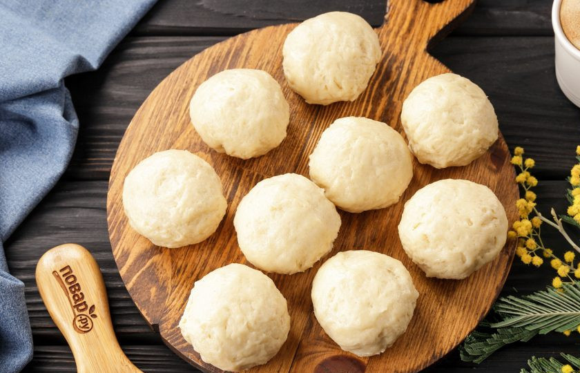 1. Этап. Сочни по ГОСТу: Каждую часть разделите снова на 3 части, быстро скатайте колобки. Я убрала колобки снова в холодильник, чтобы тесто не нагрелось, и доставала их по одному по мере формирования сочней.