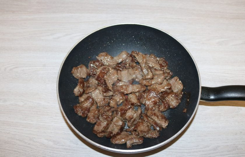 1. Этап. Гуйру лагман: Обжаривайте на сильном огне до красивой корочки 2-3 минуты.