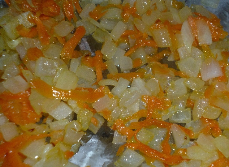 1. Этап. Уха с пшеном и картошкой: Почистите лучок и морковочку, хорошенько их помойте. Нарежьте лук мелкими кубиками, а морковку натрите на крупной терке. Обжарьте овощи на растительном масле в течение десяти минут, пока они не станут золотистыми.