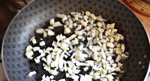 1. Этап. Перепела фаршированные: Очищенный лук мелко нашинкуйте. Обжарьте его в масле до мягкости.