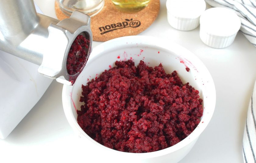 1. Этап. Икра из свеклы на зиму: Включите мясорубку, пропустите через крупное металлическое сито все овощи (кроме чеснока).
