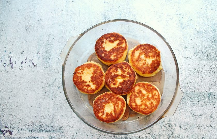 1. Этап. Сырники с топинамбуром: Переложите сырники в форму для запекания и поставьте в горячую духовку. Доведите до готовности в течение 4-5 минут при температуре 180 градусов.