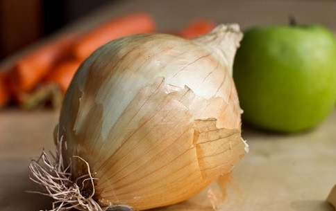 1. Этап. Суп-пюре с яблоками и морковью: Мелко нарезанный лук обжарьте в одной ст. ложки масла в течение 5 минут.