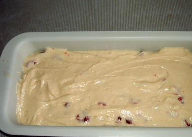 1. Этап. Кекс на ряженке: Выкладываем тесто в форму, выпекаем в разогретой до 180 градусов духовке минут 50. Остывший кекс можно посыпать сахарной пудрой.