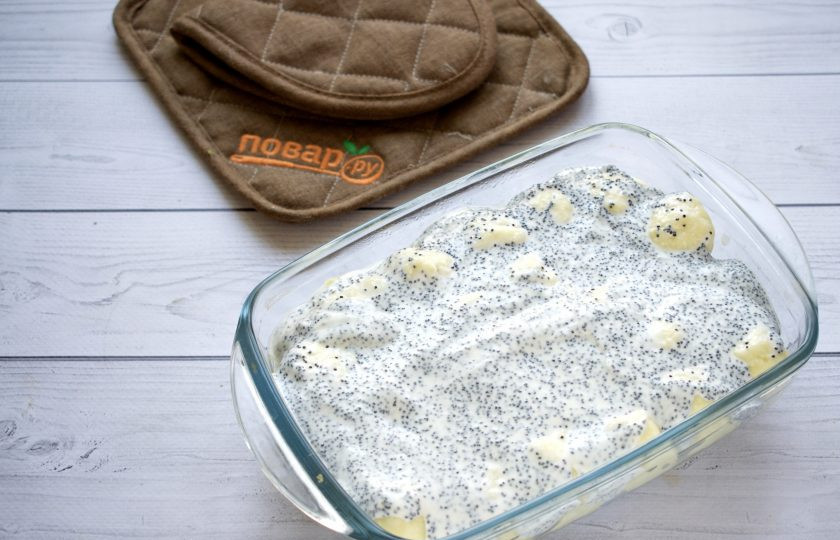 1. Этап. Запеченные ленивые вареники: Сметану, сахар (1 ст. л.) и мак перемешайте, залейте ленивые вареники.