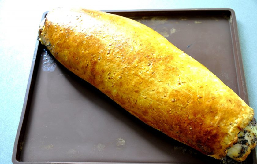 1. Этап. Венский рулет: Перед выпечкой смажьте яйцом, выпекайте 25 минут при температуре 175-180 градусов.