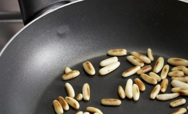 1. Этап. Бальзамический соус: Поставьте на плиту сковороду с антиприграным покрытием. Наливать на нее масло не нужно. Выложите в сковороду кедровые орешки и обжаривайте их, помешивая, несколько минут.