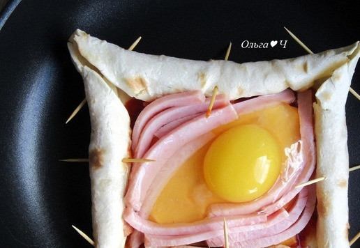 1. Этап. Яичница в лаваше Эти глаза напротив: Так же соберите второй лаваш.