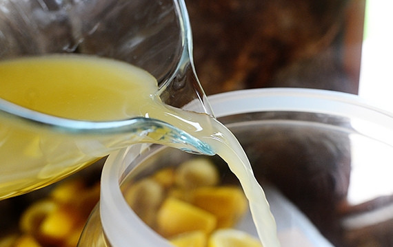 1. Этап. Лимонад домашний: Затем лимонный сок вылейте в тот самый кувшин, в котором будете подавать домашний лимонад.