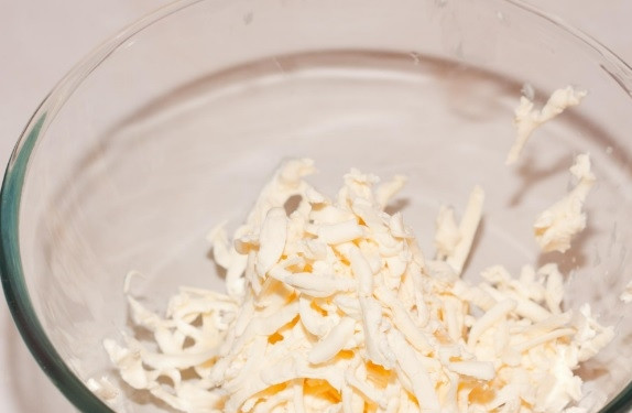 1. Этап. Пирог Крошка: Охлаждённое масло натрите на крупной тёрке.