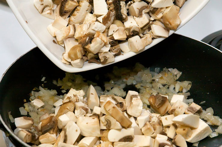 1. Этап. Соус из сливок для курицы: 2. Тем временем вымыть и очистить грибы. Нарезать небольшими кусочками и отправить на сковороду к луку.
