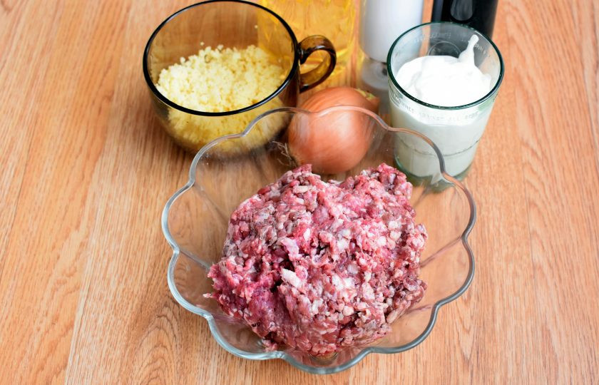 1. Этап. Тефтели в сметанном соусе в мультиварке: Подготовьте ингредиенты.