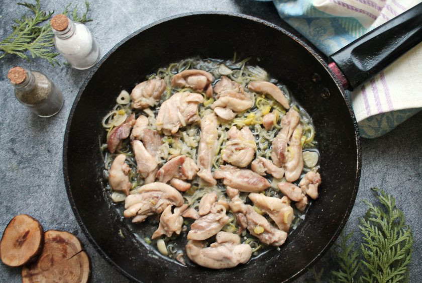 1. Этап. Лингвини с курицей: Убавьте огонь и обжаривайте все в течение 3 минут, влейте воду, закройте крышкой и тушите все еще 3-4 минуты.