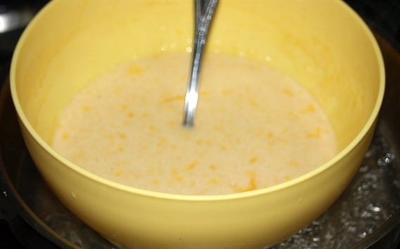 1. Этап. Торт Арлекин: 3. Отправить мисочку на водяную баню. Прикосновение воды не страшно, так что можно просто поставить мисочку в кастрюлю. Периодически помешивая, довести до однородной массы и полностью растопить масло.