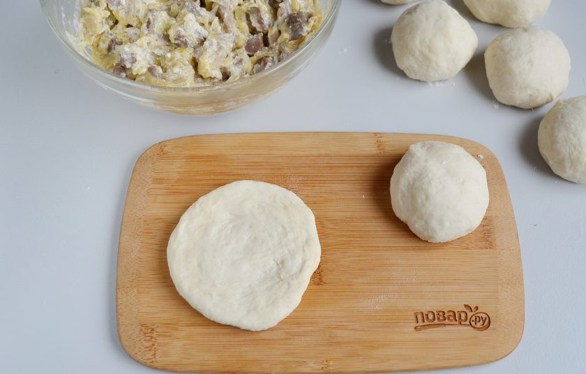 1. Этап. Сырные булочки с мясной начинкой: Разделите тесто на части, их количество зависит от желаемого размера булочек. Я поделила на 7 частей, для моей формы это оптимальное число. Каждый шарик пальцами расплющите на столе.