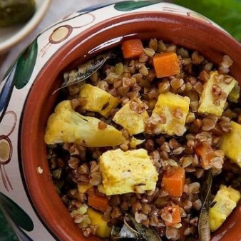 Гречка с овощами и сыром в горшочке