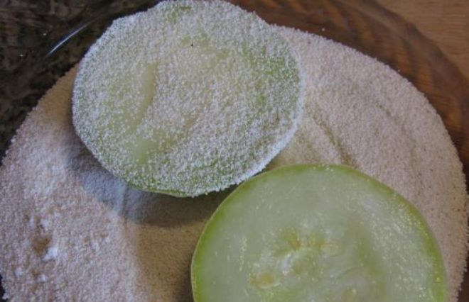1. Этап. Кабачки, жаренные в манке: Кабачки обваляйте в манке.