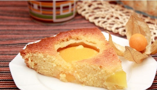 1. Этап. Быстрый пирог с консервированными персиками: 7. Выпекать пирог нужно при температуре печи 160 градусов 35 минут (если хотите больше подрумянить – можно и чуть больше). В итоге готовая выпечка должна быть румяной. Вкусный и быстрый пирог готов, наслаждайтесь!