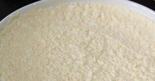 1. Этап. Салат Пасхальный: Далее берем плоское блюдо (желательно светлых тонов) и равномерно выкладываем на него салат.