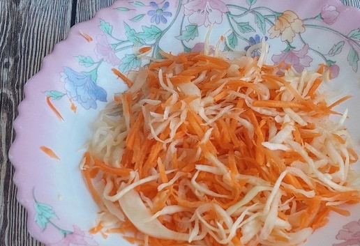 1. Этап. Фрикадельки с овощами и сыром: Капусту помыть, нашинковать. Морковь почистить, помыть, натереть на крупной тёрке или для моркови по корейски. Соединить капусту и морковь, посолить, перемешать.