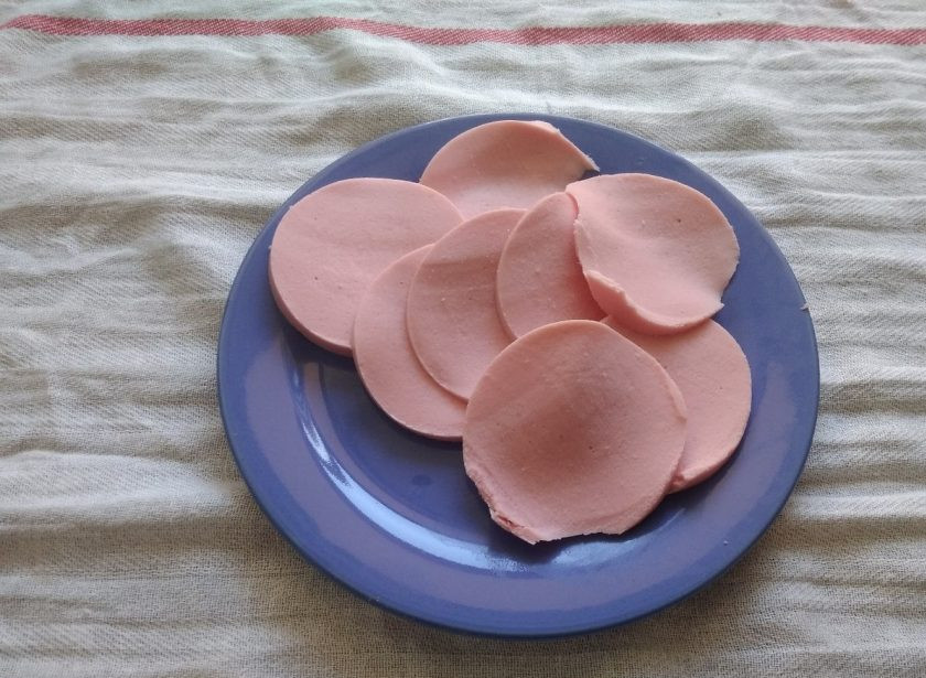 1. Этап. Рулетики из колбасы с начинкой: 5. Колбасу нарежьте круглыми ломтиками.