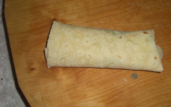 1. Этап. Лаваш с зеленью: Заворачиваем начинку в лаваш и жарим на растительном масле на сковородке с двух сторон до золотистого цвета. Можно обжаривать на решетке на углях - очень вкусно!