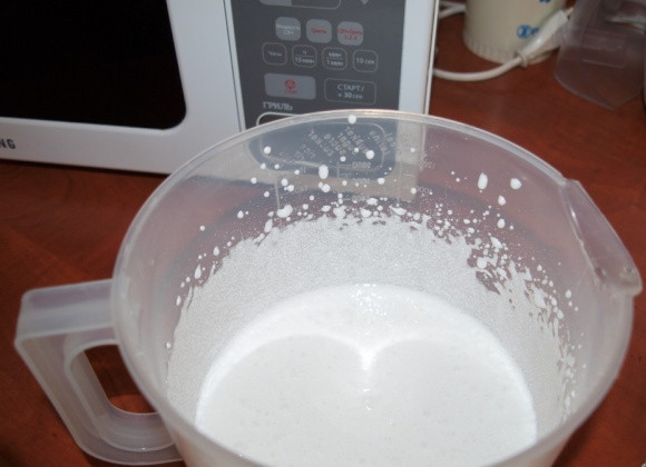 1. Этап. Печенье Грибочки в формочке: Чтобы ножки сделать белыми, приготовьте белковую легкую глазурь. Дл этого взбейте белок один с сахарной пудрой до белых густых пиков.