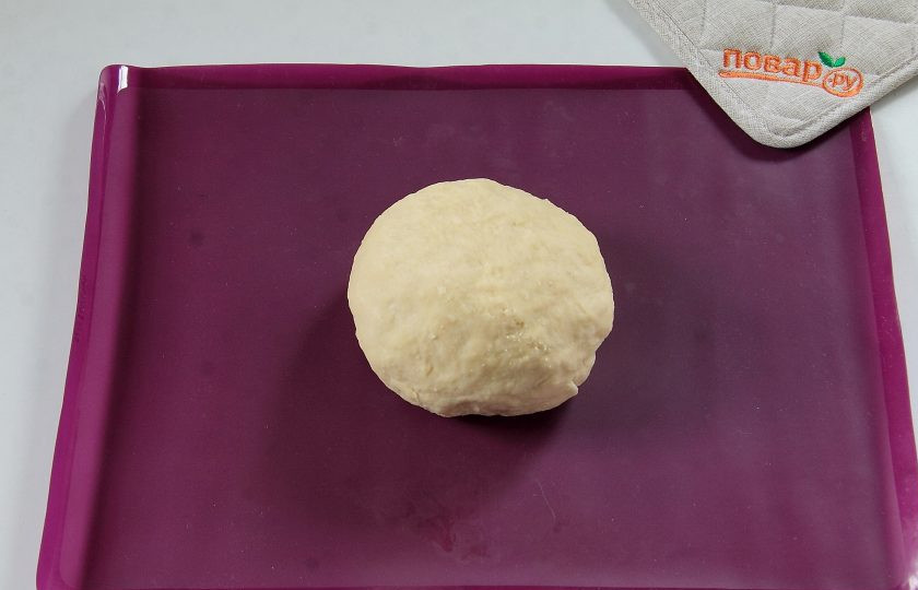 1. Этап. Чесночный хлеб с моцареллой: Замесите тесто. Возможно муки уйдет чуть больше, чем указано в рецепте. Тесто должно быть в итоге довольно плотное, но не забитое мукой. Соберите тесто в шар и переложите его на силиконовый коврик. Поместите коврик на противень, накройте тесто большой чашкой и уберите в тепло на 20 минут. Я разогрела духовку до 50 градусов и поставила в нее накрытое тесто.