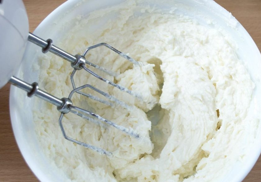 1. Этап. Торт из бананов: 5. Если хотите, чтобы крем получился воздушным, сразу пропустите творог с сахарной пудрой в блендере, а уже после взбейте вместе с сыром миксером до пышного состояния.