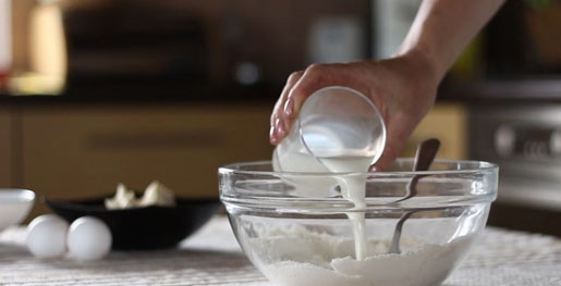 1. Этап. Пончики печеные: 1. Перед тем, как приготовить печеные пончики, поставьте на стол все ингредиенты. В небольшую емкость поместите сахар обычный и ванильный, немного муки и дрожжей. Добавьте теплое, чуть более комнатной температуры нагретое молоко.