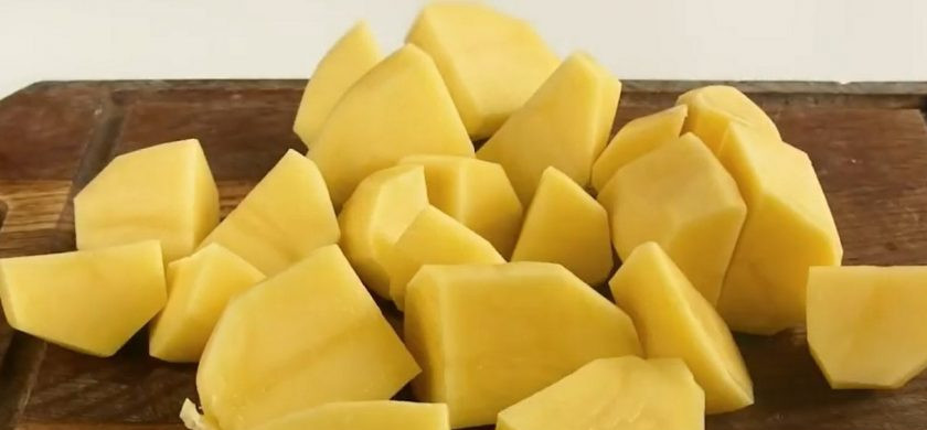 1. Этап. Быстрые маленькие пирожки с картошкой: 1. Картофель отварите до готовности, слейте жидкость, добавьте сливочное масло по вкусу и разомните в пюре. Лук и шампиньоны мелко нарежьте.