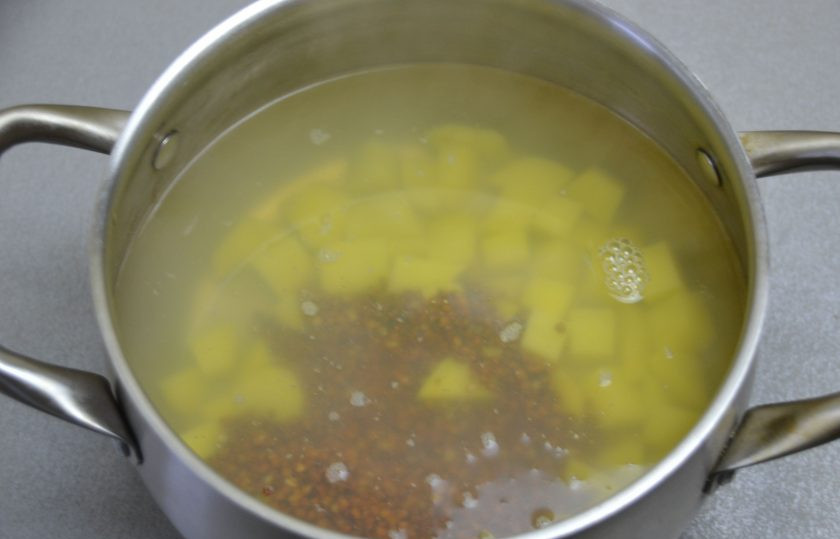 1. Этап. Овощной суп с гречкой: Как только картофель закипит, выложите в кастрюлю гречку.