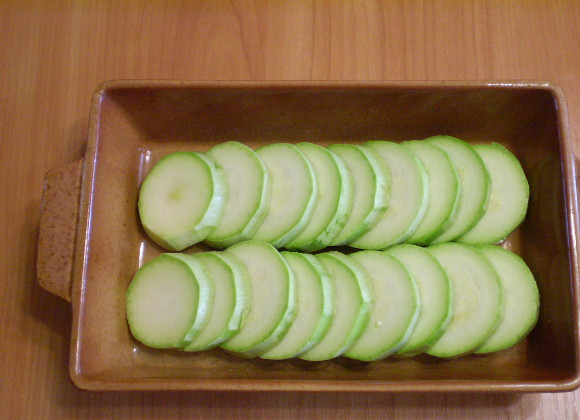 1. Этап. Запеченные кабачки с помидорами: 2. Кабачок режем кольцами, солим и укладываем в глубокую форму для запекания. Оставляем на 10 минут.