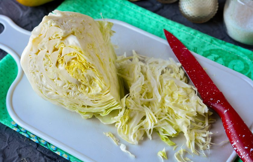 1. Этап. Квашеная капуста с морковью и яблоками: Капусту нашинкуйте тонкими полосками при помощи ножа.