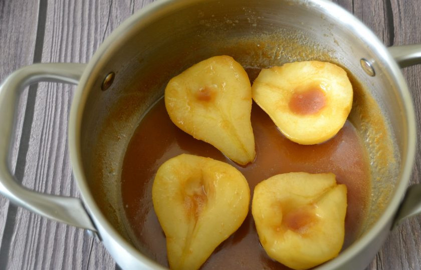 1. Этап. Карамелизированная груша: В процессе варки переверните с обеих сторон, проверяйте готовность, груша должна стать мягкой, а сироп должен слегка увариться и загустеть.