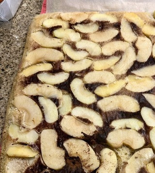 1. Этап. Яблочный рулет: Духовка. 180 градусов. 25 минут. Верхний и нижний жар. Бисквит выложить на лист пергамента, яблоками кверху. Снять пергамент, на котором он выпекался.