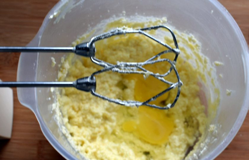 1. Этап. Рулет в кексе «Апельсиновый блюз»: По одному вбейте яйца, тщательно вымешивая каждое.