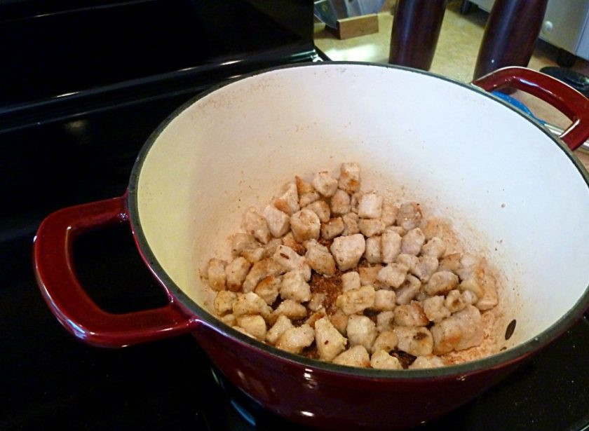 1. Этап. Жаркое по-польски: 3. Как только они поджарились, добавьте нарезанную кусочками свинину и обжарьте на сильном огне до образования корочки. Переложите свинину на тарелку, а в кастрюлю влейте вино.