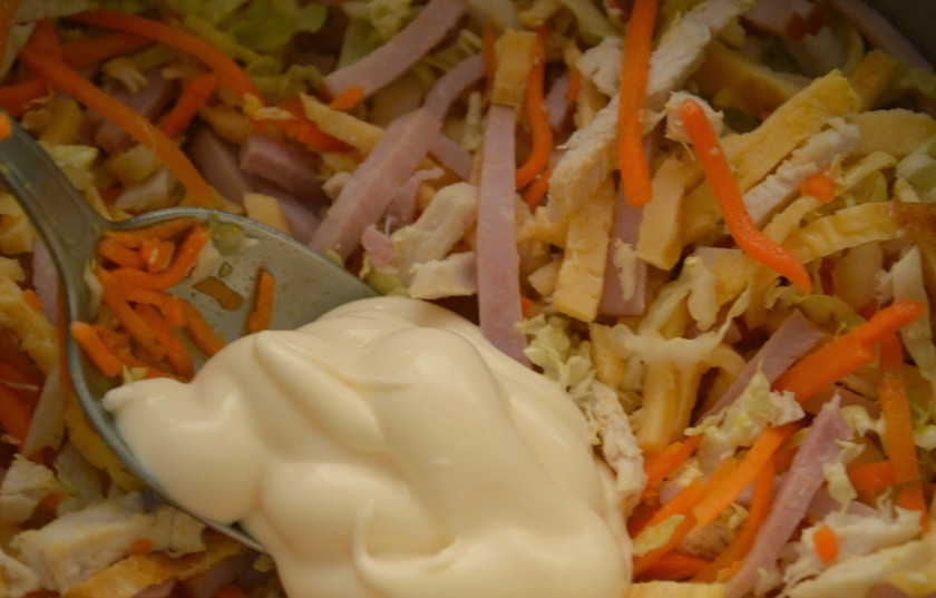 1. Этап. Салат пикантный с ветчиной: Перемешайте все ингредиенты и добавьте майонез по вкусу для смазки. По желанию, можете еще соли и перца добавить.