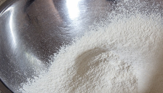 1. Этап. Печенье с творогом: 1. В миску просейте рисовую муку, добавьте разрыхлитель.